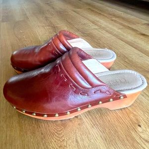 Gorgeous vintage leather clogs